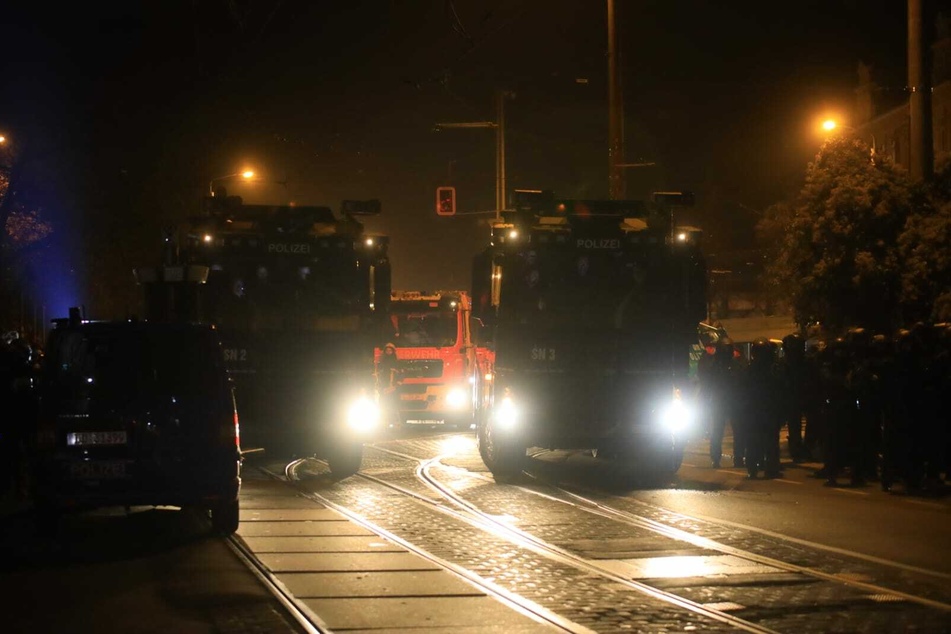 Die Polizei rückte mit Wasserwerfern an.