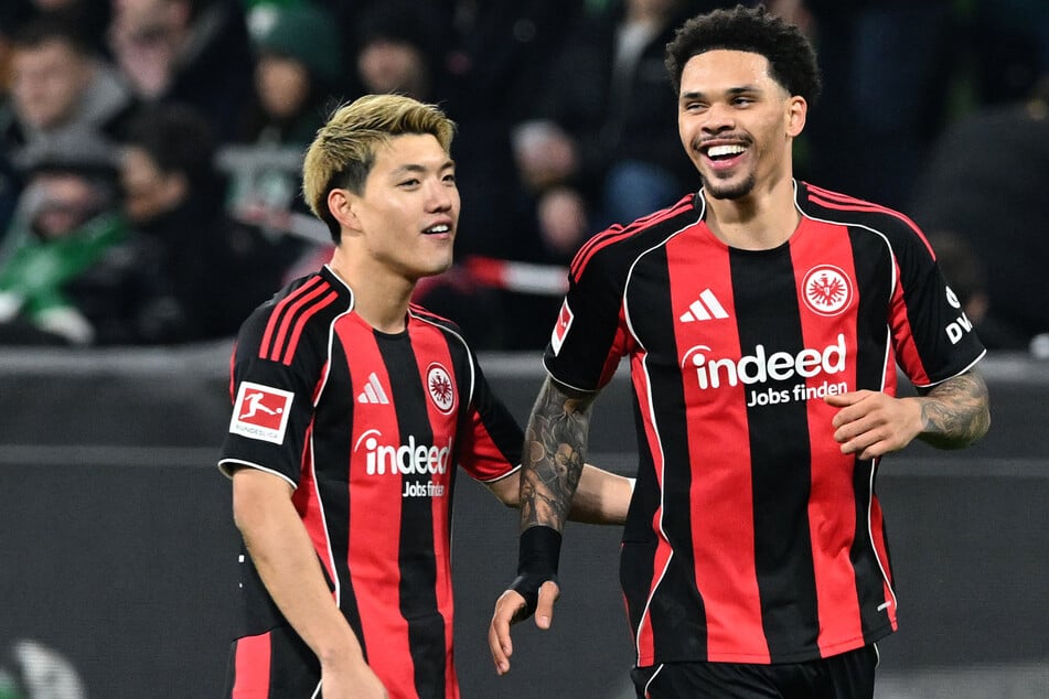 Nnamdi Collins (r.) und Ritsu Doan sind zufrieden mit der erneuten Führung ihrer Eintracht.
