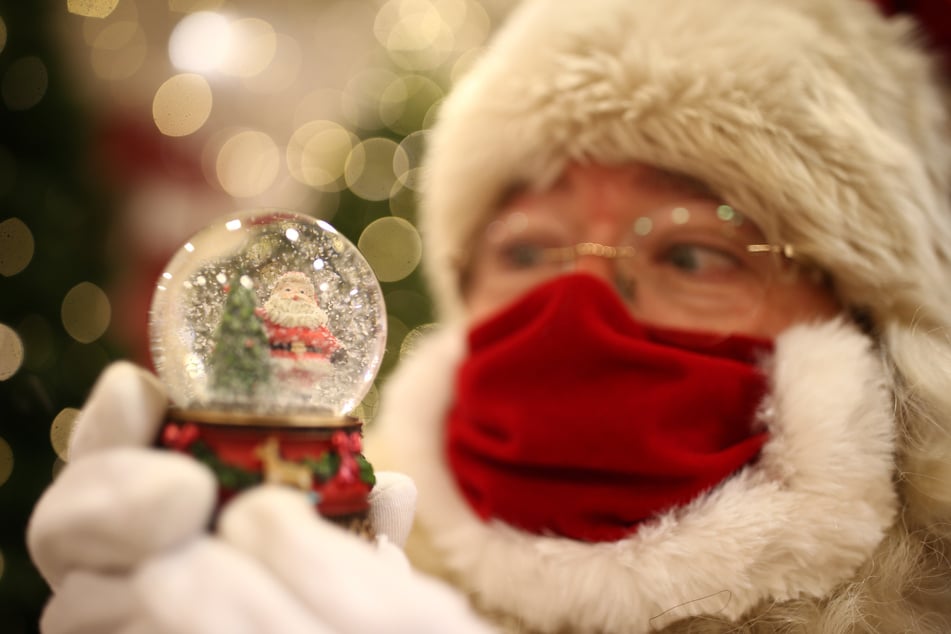 Bekommen wir "Weiße Weihnachten"? Der Weihnachtsmann schaut schon mal in seine Schnee-Kugel.