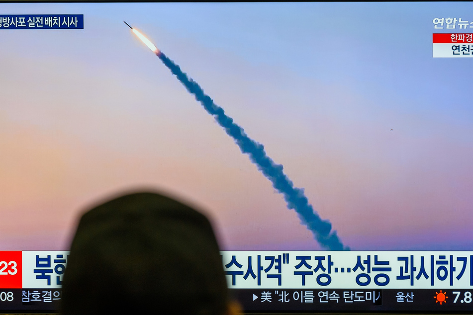 Waffen, wohin das Auge reicht: So präsentiert sich das nordkoreanische Staatsfernsehen der Weltöffentlichkeit.