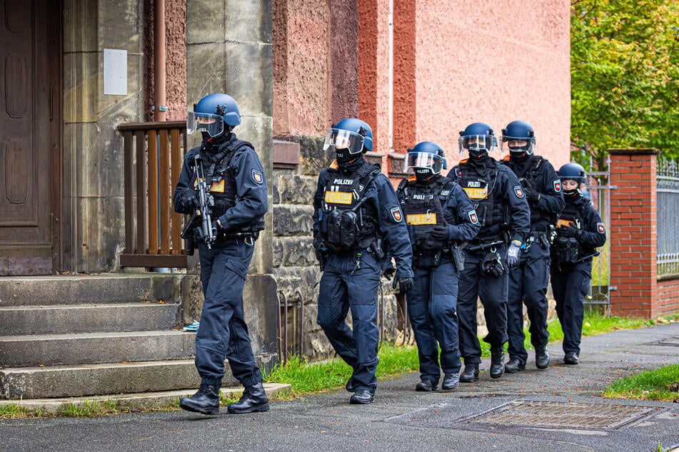 Einsatzkräfte der Polizei rückten mit Maschinengewehre an.