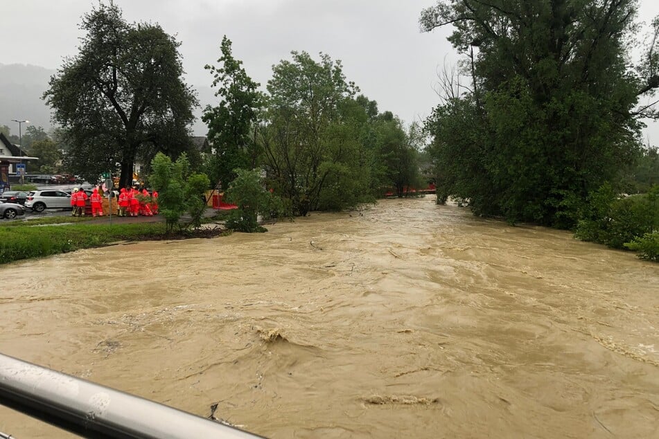 Die Leiblach in Hörbranz (Bezirk Bregenz) in Vorarlberg in Österreich ist nach anhaltendem Starkregen stark angeschwollen.