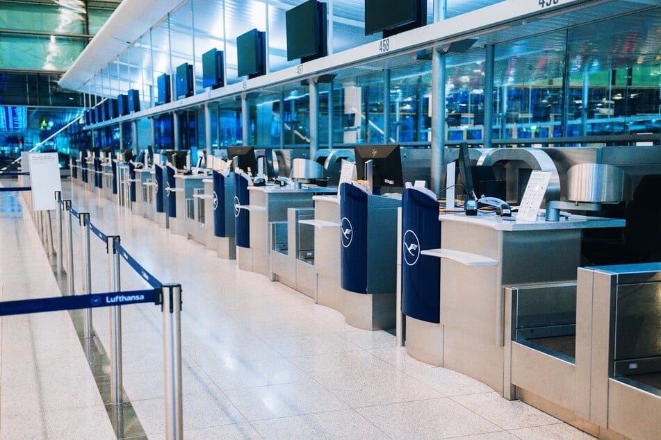 Die Lufthansa-Schalter im Terminal 2 des Münchner Flughafens sind leer.