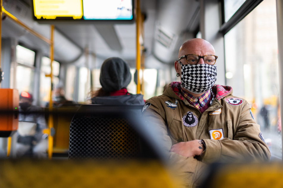 Corona hat unseren Alltag verändert: Im ÖPNV und beim Einkaufen sind Schutzmasken zur Regel geworden. Das Mindestbußgeld für Maskenverweigerer wurde diese Woche auf 50 Euro festgesetzt.