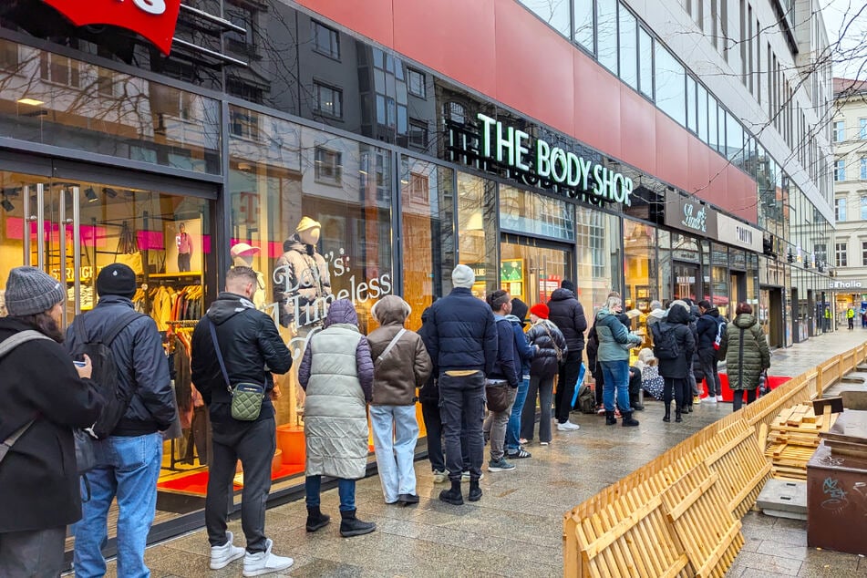 Eine lange Schlange bildete sich am Dienstagmorgen vor dem Lindt-Shop in der Leipziger Innenstadt.