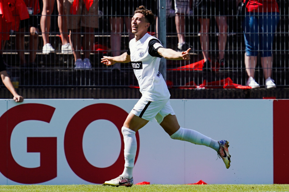 Jannik Rochelt freut sich über seinen sehenswerten Führungstreffer zum 1:0 für die SV 07 Elversberg gegen Bayer 04 Leverkusen.