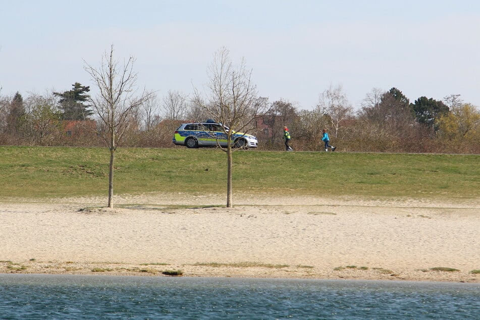 Auch an den Leipziger Badestränden wird patrouilliert, wie hier am Cospudener See.