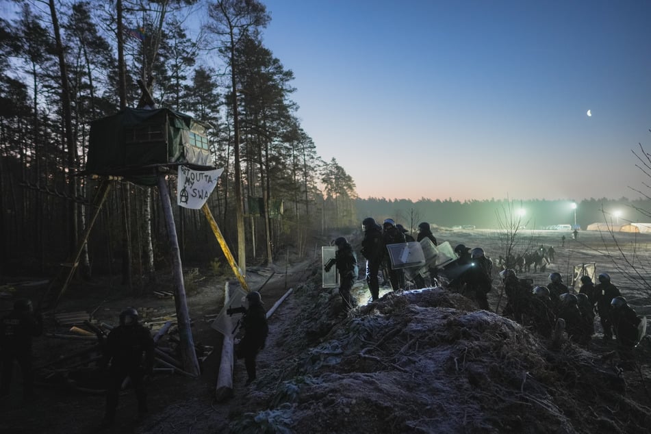 In der Morgendämmerung sind Einsatzkräfte im vergangenen Jahr zur "Heibo"-Räumung angerückt.