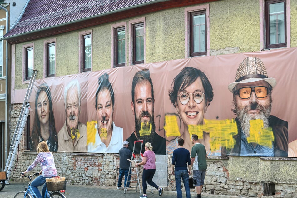 Ein Banner einer Allstedter Kunstausstellung ist mit Hakenkreuzen und anderen Schmierereien beschmutzt worden.