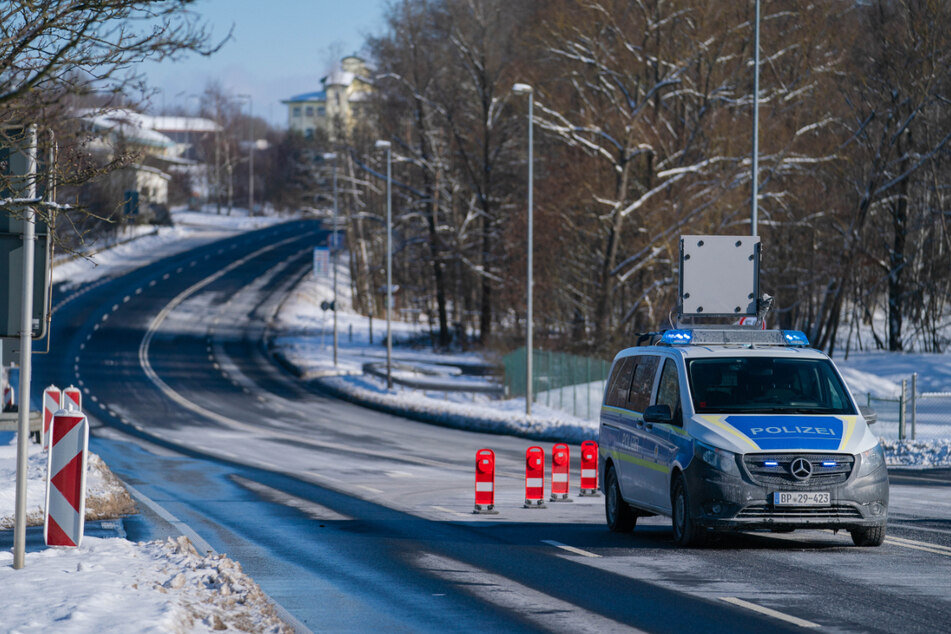 Ein Einsatzfahrzeug der Bundespolizei steht an der bayerisch-tschechischen Grenze bei Schirnding.