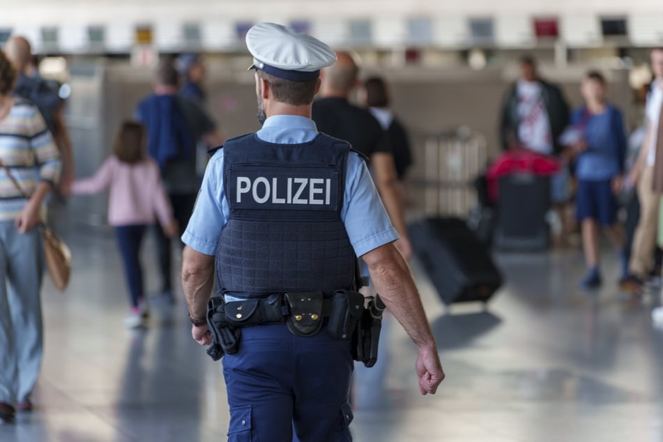 Bei der Kontrolle des Kinderreisepasses fielen den Beamten am Frankfurter Flughafen umgehend Unstimmigkeiten auf. (Symbolfoto)