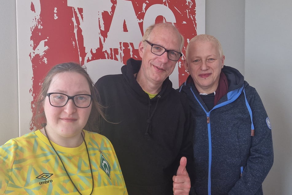 Ein Familienprojekt für die Inklusion: Andi Hinrichs mit Tochter Svenja (l.) und Ehefrau Heike während eines Besuchs in der TAG24-Redaktion in Hamburg im Sommer 2023.