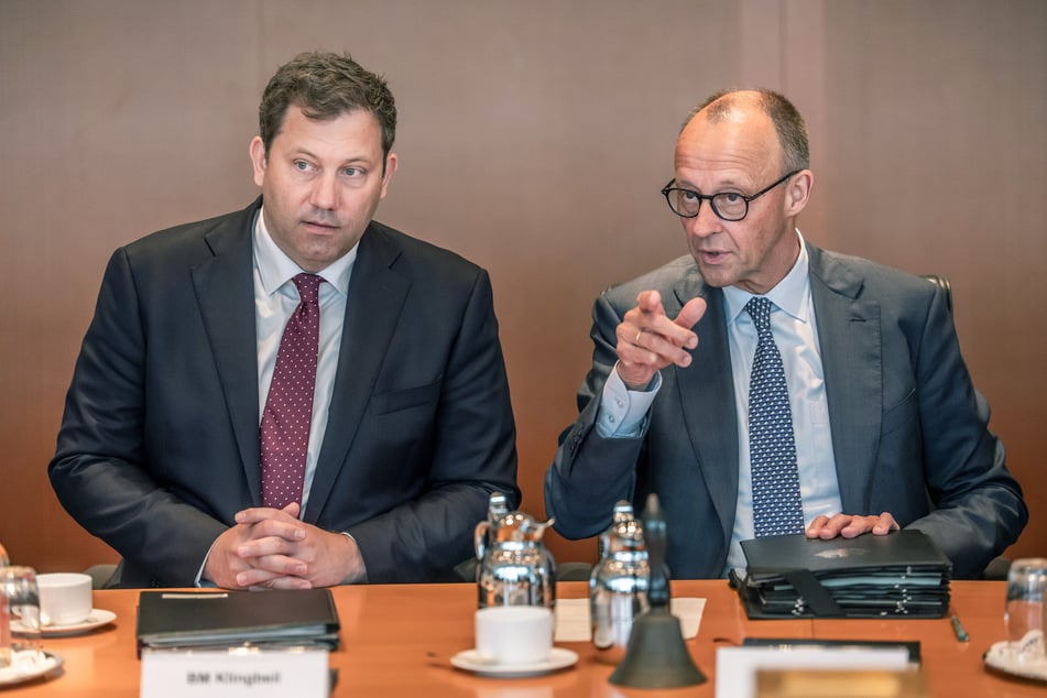 Bundeskanzler Friedrich Merz (70, CDU, r.) und Lars Klingbeil (48, SPD), Bundesminister der Finanzen und Vizekanzler.