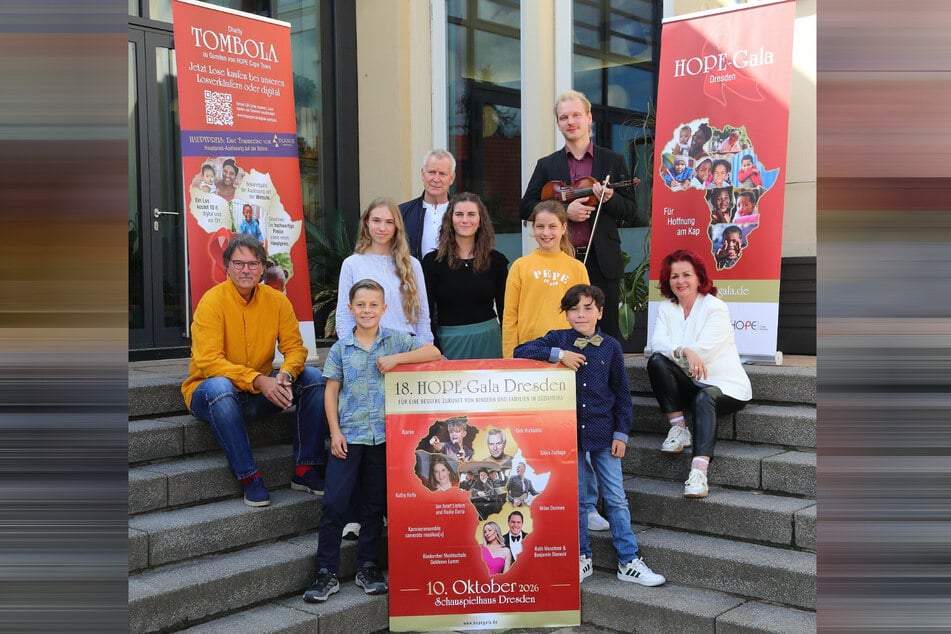 Freuen sich auf die Hope Gala: Initiatorin Viola Klein (68, r.), Musiker Dirk Michaelis (64, h.l.), Barockviolinist Caspar Erler (o.r.), Musikrat-Präsident Milko Kersten (61, l.) sowie Kinder und Jugendliche der Musikschule "Goldenes Lamm".