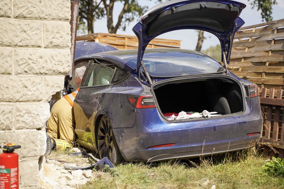 Das verunfallte E-Auto zerstörte eine ganze Ecke der Fassade.