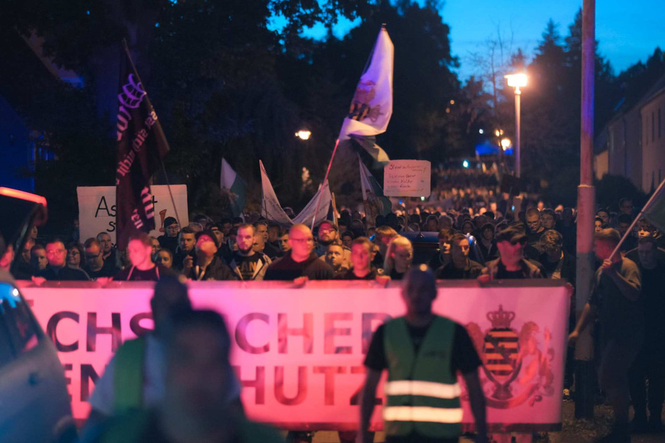 Hinter dem Banner der rechtsextremen "Freien Sachsen" liefen rund 2000 Menschen durch die Straßen von Berggießhübel.