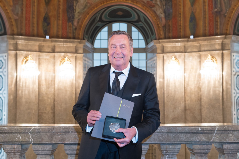 Der Schlagersänger wurde im Jahr 2017 von der Landeshauptstadt Dresden mit der Ehrenmedaille ausgezeichnet.