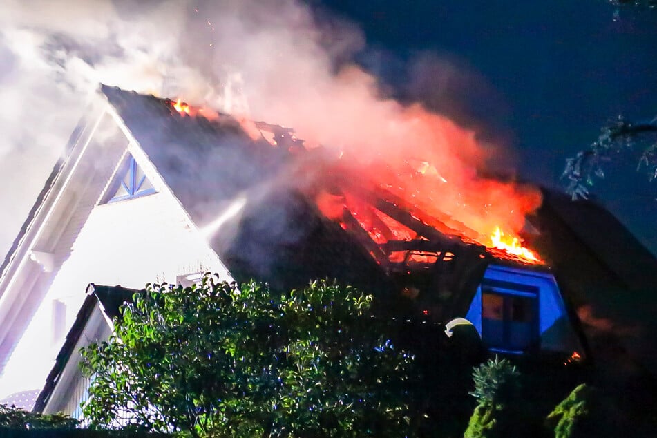 Ein Blitzeinschlag in Neuberend sorgte für einen Dachstuhlbrand.