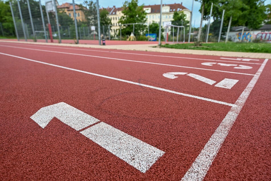 Leipzig: Blick über die Laufbahn auf dem Sportplatz der Johanna-Magdalena-Beyer-Grundschule.