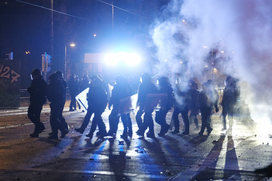 Die Polizei rüstet sich am Samstag für einen Großeinsatz in Connewitz.