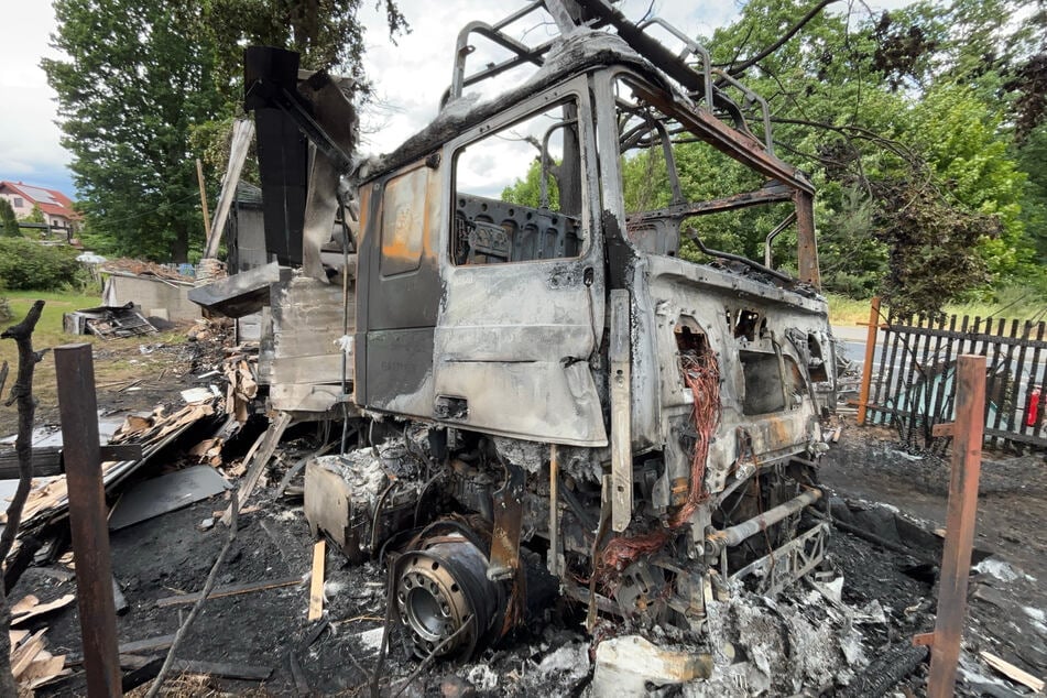 Der Lkw brannte komplett ab.