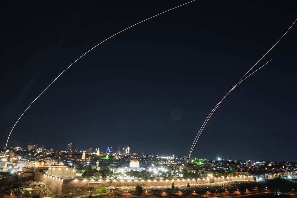 Das israelische Luftabwehrsystem feuert, um vom Iran auf Israel gerichtete Raketen abzufangen.