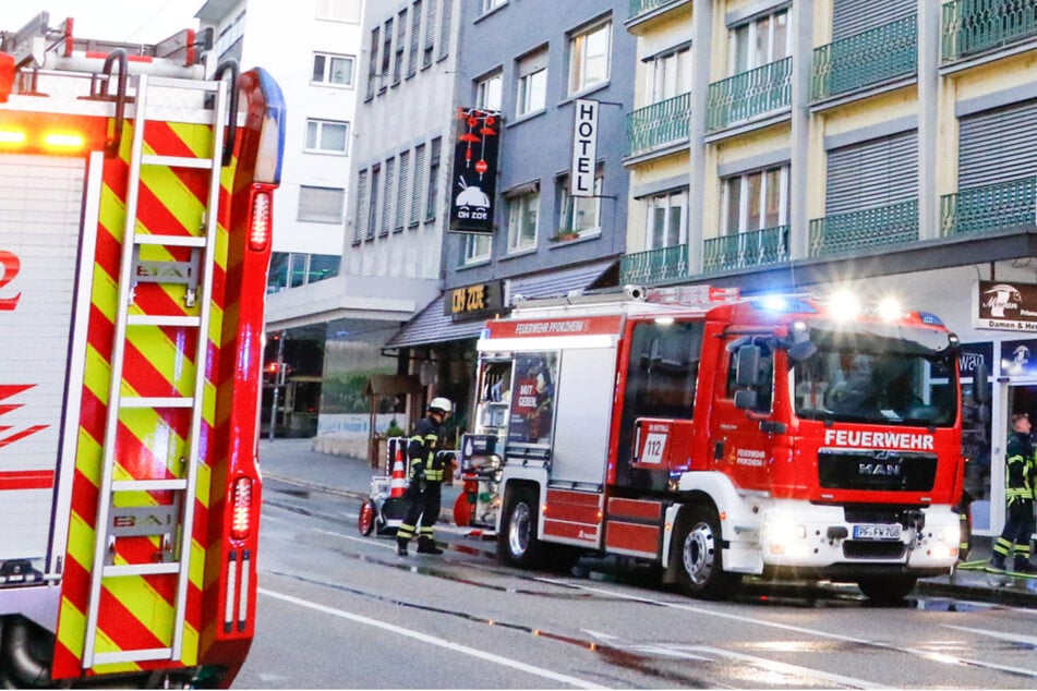 Stuttgart: Hotelgast wird durch Rauch geweckt - dann steht seine Matratze in Vollbrand!