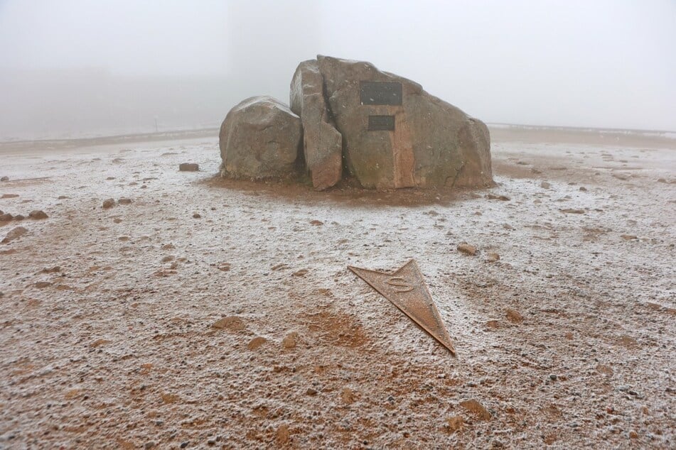 Die frostigen Temperaturen sorgen für Raureif. In den kommenden Tagen bleibt es wolkig mit Nebel.