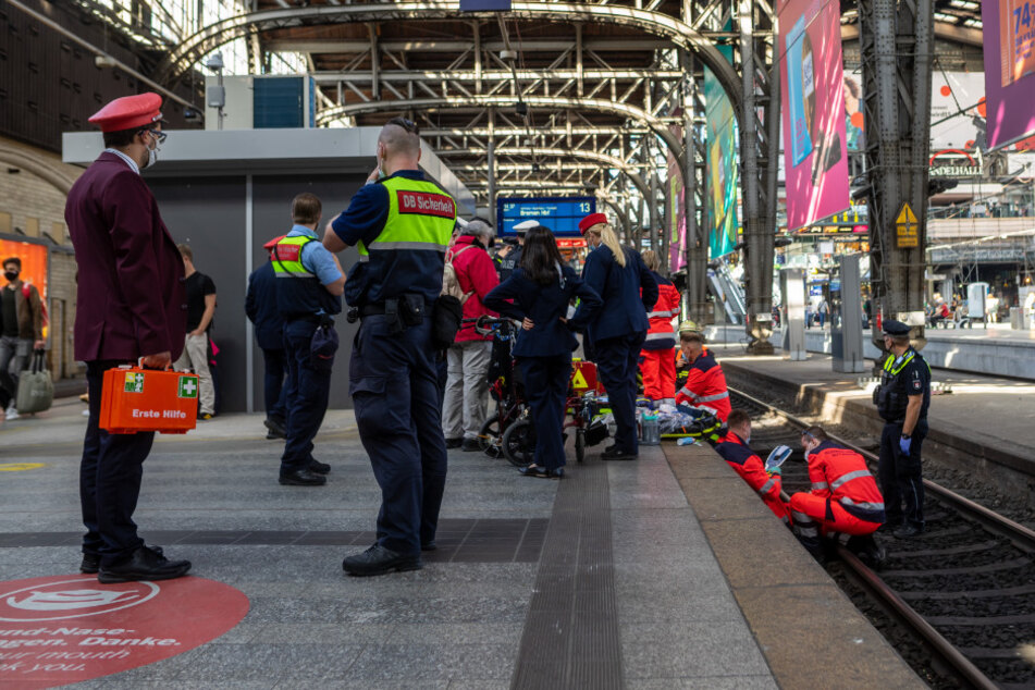 Rettungskräfte kümmern sich um die schwer verletzte Frau.