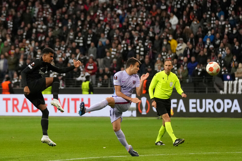 Mit diesem Volley-Kracher gelang Knauff in der letzten Saison ein absolutes Traumtor im Europa-League-Viertelfinale gegen den FC Barcelona.