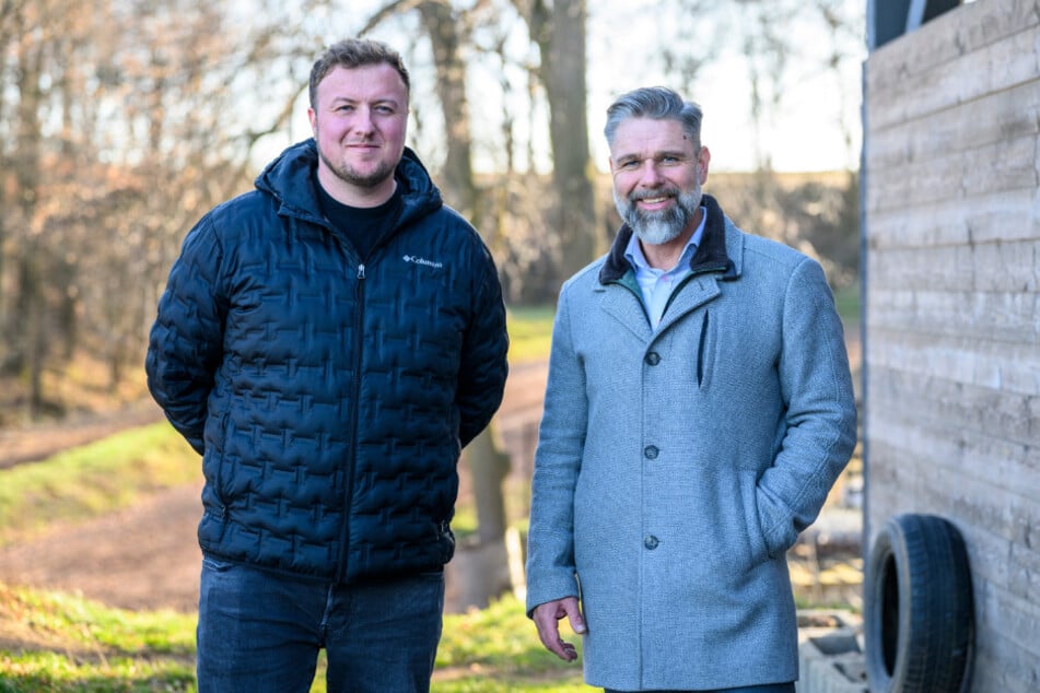 Danilo Geidel (35, l.) und Jörg Bacher (52) hoffen, dass 50.000 Euro zusammenkommen, um das Grundstück kaufen zu können.