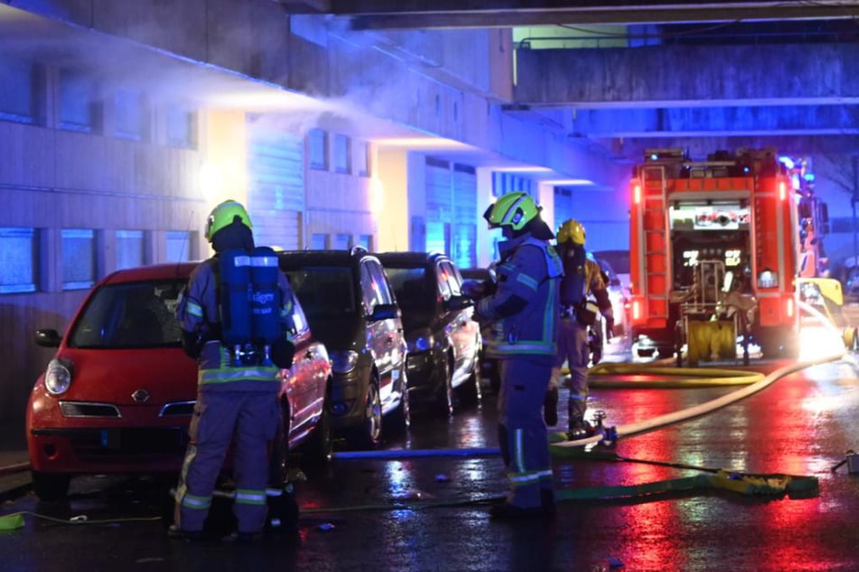 Die Feuerwehr löscht einen Brand in Berlin-Neukölln.