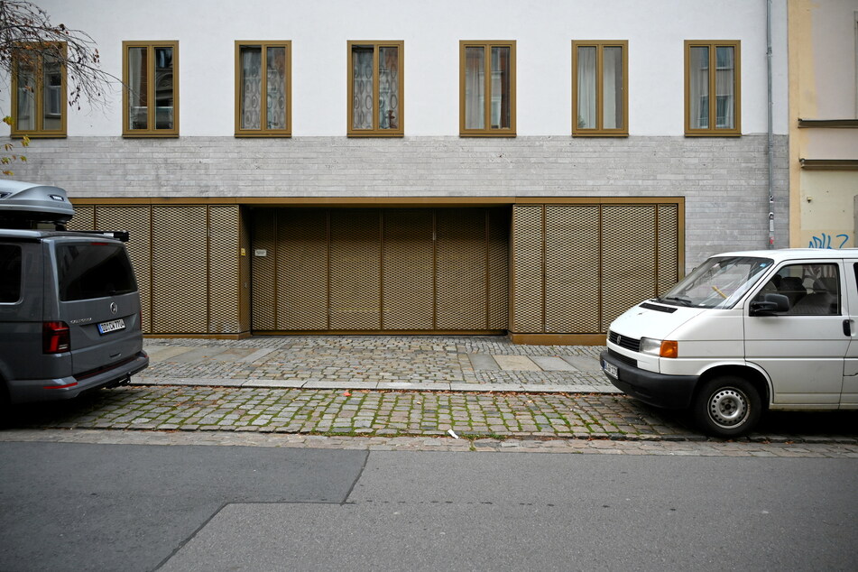 Wegen der dichten Bebauung finden sich im Quartier Autogaragen häufig im Erdgeschoss.