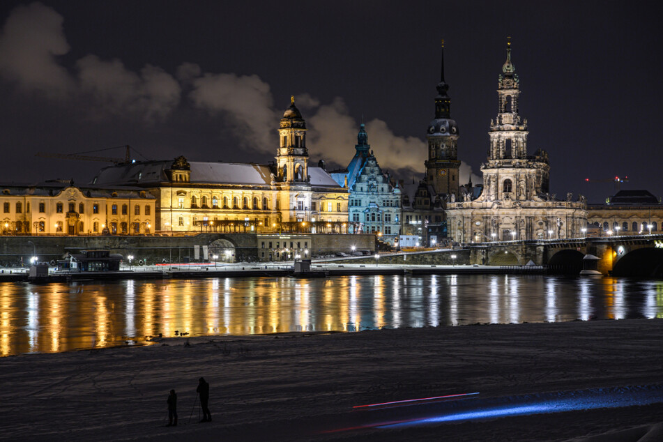 Dresden: Die Altstadt an der Elbe mit dem Ständehaus, dem Georgentor, dem Hausmannsturm und der Hofkirche. Im Hintergrund ist Qualm aus den Schornsteinen des Heizkraftwerkes Nossener Brücke zu sehen.