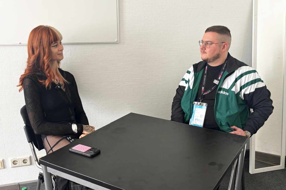 Sally Dinosaur sprach auf der Venus mit TAG24-Redakteur Florian Mentele (32).