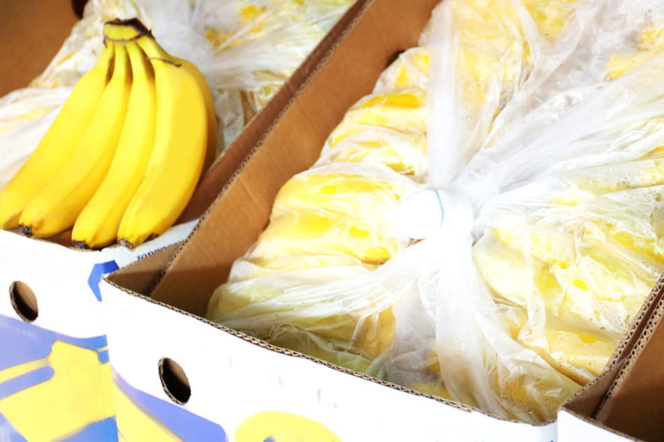 Die Drogen sollen von Ecuador in Bananenkisten zu einem unwissenden Obsthändler in Neu-Ulm geliefert worden sein. (Symbolbild)