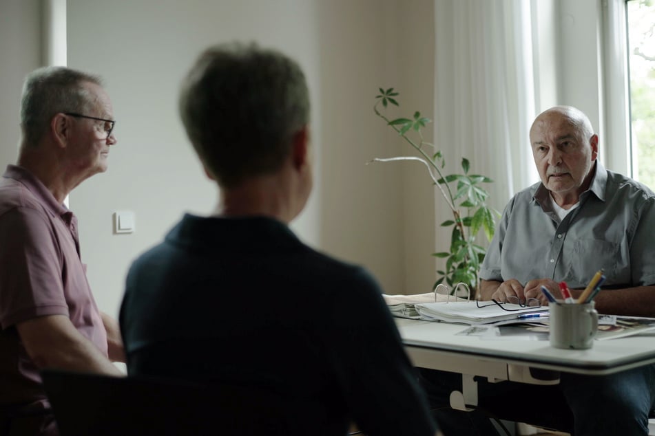 Cold-Case-Ermittler Holger Kunkel (r.) möchte Familie Tschök helfen.