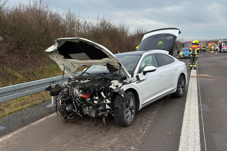 Das Auto stieß nach Angaben der Autobahnpolizei gegen eine Mittelleitplanke.