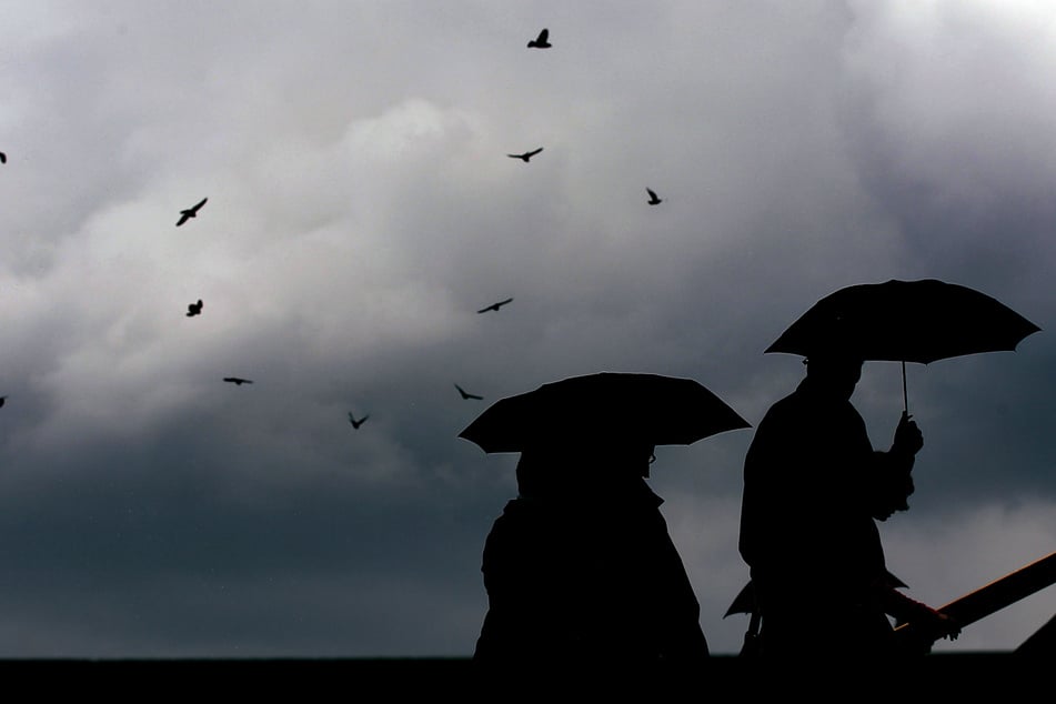 In den kommenden Tagen sollten die Menschen in NRW an ihre Regenschirme denken. (Symbolbild)