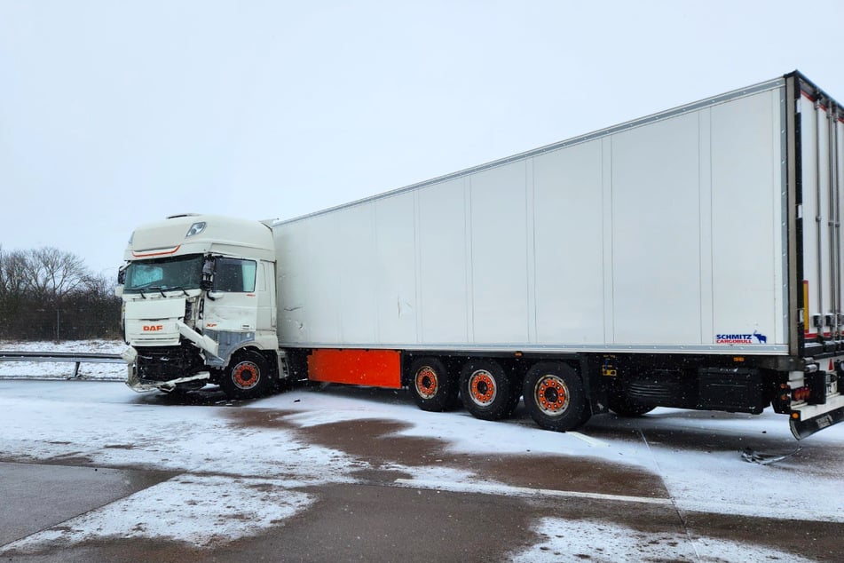 Der Lastwagen des 48-Jährigen wurde gegen die rechte Leitplanke geschleudert.