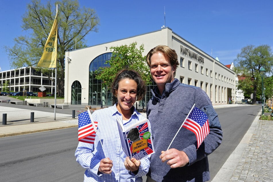 Touristen Sueshan Malkasian (43) und George Wolf (45) aus Miami/Florida durften das erste Exemplar von "What? Chemnitz?!" aus der Hartmannfabrik mitnehmen.