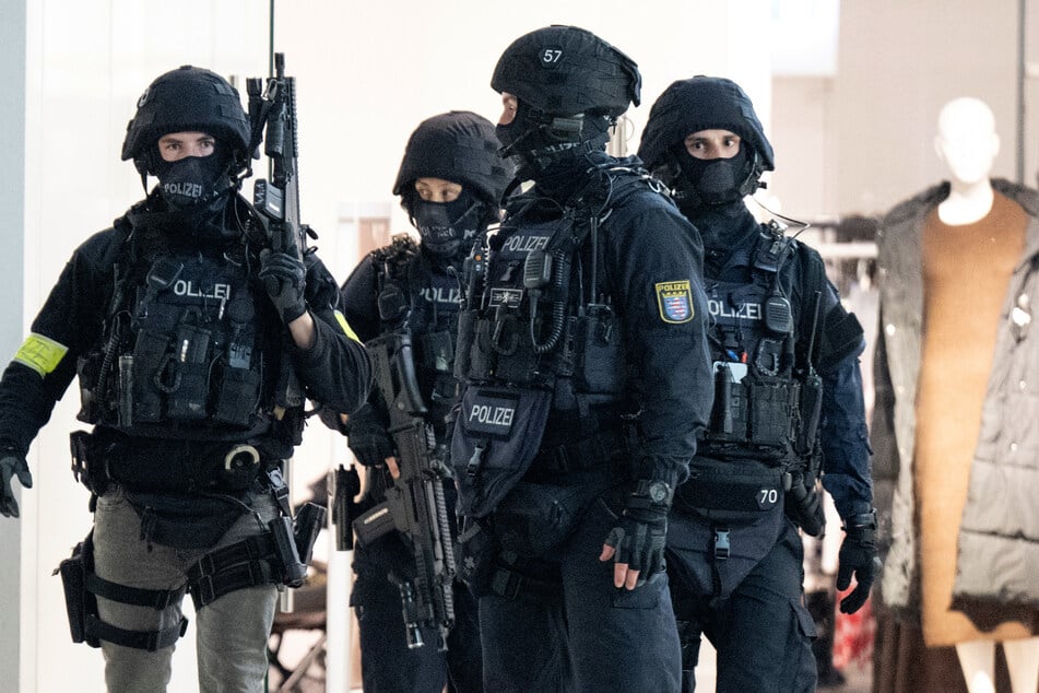 Zunächst war die Lage unklar. Schwer bewaffnete Einheiten der Polizei durchsuchten das Nordwestzentrum.