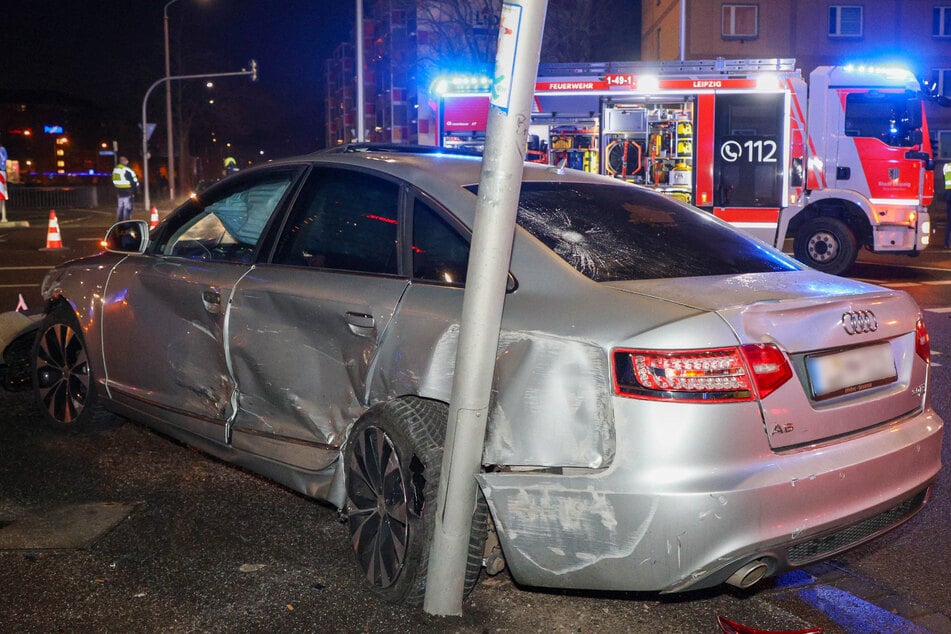 Beide Fahrzeuge wurden stark beschädigt.