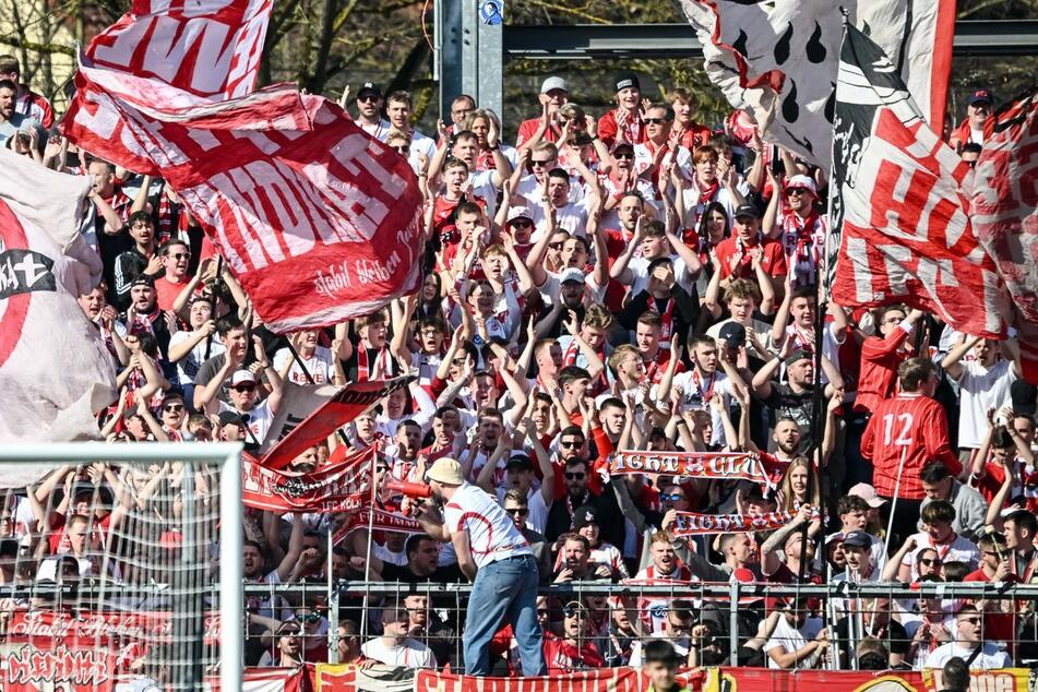 Fans des 1. FC Köln, die mit dem Zug zum Auswärtsspiel nach Stuttgart reisen, müssen sich auf eine beschwerliche Rückreise einstellen. (Symbolfoto)