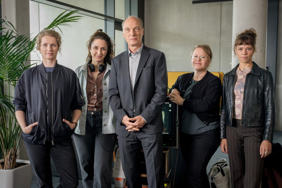 V.l.n.r.: Cornelia Gröschel (spielt Leonie Winkler), Regisseurin Asli Özarslan, Martin Brambach (spielt Peter Schnabel), Kamerafrau Lotta Kilian, Lilja van der Zwaag (spielt Milla Brandis).