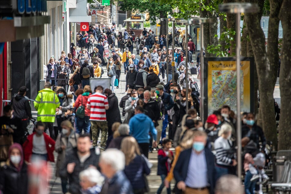 Zahlreiche Menschen laufen durch die Königstraße in Stuttgart. Seit mehreren Wochen steigt die Inzidenz an.