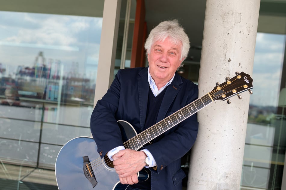 Rolf Zuckowski (75), wie ihn die meisten wohl kennen: gut gelaunt und stets mit der Gitarre in der Hand. Am Freitag war der Liedermacher zu Gast im "Riverboat"