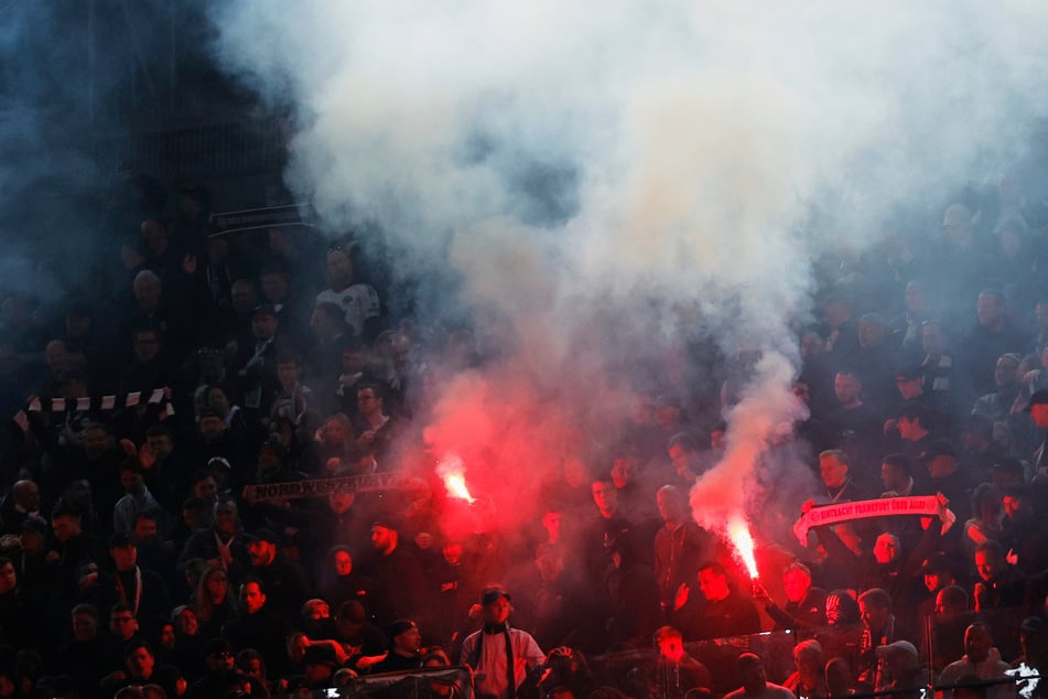 Unter anderem wegen des Abfackelns von Pyrotechnik durch die Frankfurter Anhänger in Barcelona wurde Eintracht Frankfurt jetzt von der UEFA bestraft.
