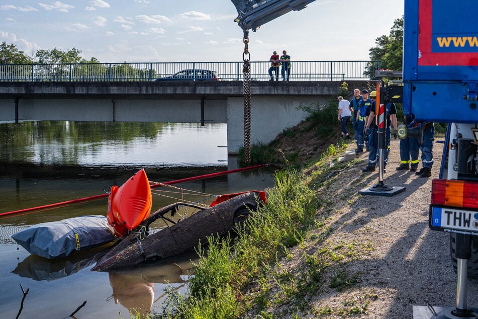 Der Opel Manta wurde nach mehreren Stunden aus der Donau geborgen. Vermutlich lag das Auto dort seit mehr als 50 Jahren.