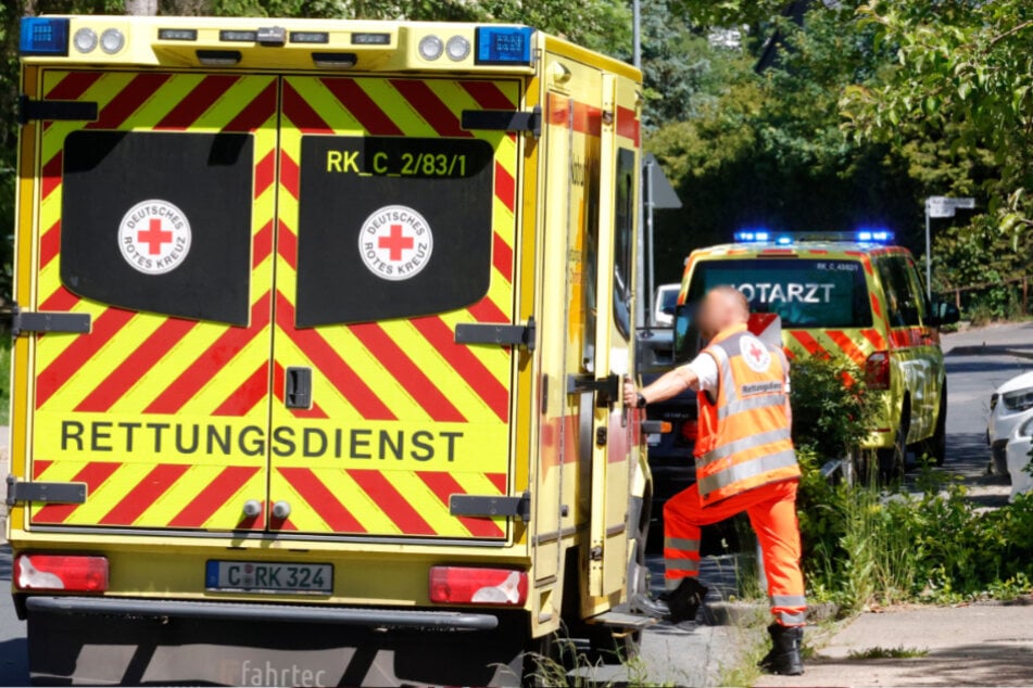 In der Max-Müller-Straße rückte nach dem Unglück ein Großaufgebot an Rettungskräften und Notfallhelfern an.